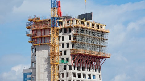 <p>Nasazen&amp;iacute; hydraulicky posuvn&amp;yacute;ch&amp;nbsp;l&amp;aacute;vek&amp;nbsp;s připojen&amp;yacute;m stěnov&amp;yacute;m bedněn&amp;iacute;m na stavbě nejvy&amp;scaron;&amp;scaron;&amp;iacute; budovy v Česk&amp;eacute; republice bylo ide&amp;aacute;ln&amp;iacute;m ře&amp;scaron;en&amp;iacute;m jak z hlediska BOZP, tak i z hlediska n&amp;aacute;roků na jeř&amp;aacute;by.&amp;nbsp;</p><br/>