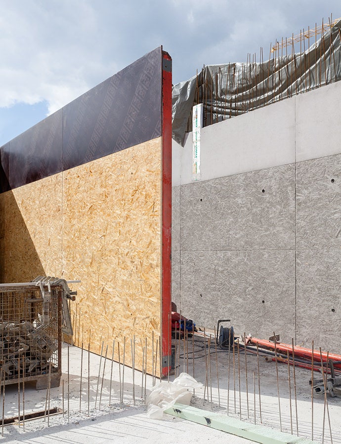 Die sehenswerten Sichtbetonoberflächen werden durch die Belegung der TRIO Struktur mit handelsüblichen OSB Platten und FinPly Schalungsplatten erzielt. Das durchgängige Fugen- und Ankerraster wurde zusammen mit dem Architekten detailliert abgestimmt.