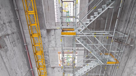 Die Bordbleche entlang der Podeste verhindern das Herunterfallen kleiner Gegenstände.