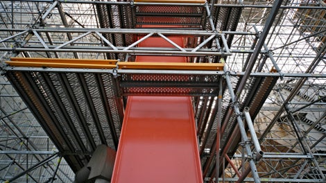 Kompletní obestavění stávající konstrukce lešením PERI UP Flex.