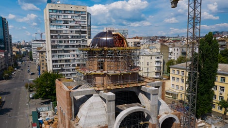 Монтаж опалубки під центральний купол