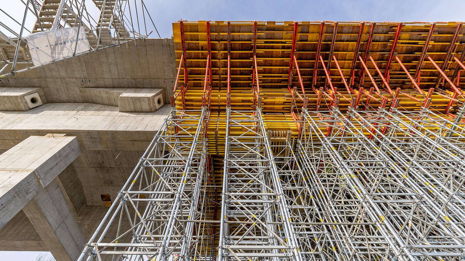 Most na rzece San w Stalowej Woli w ciągu DW 855. System PERI UP Flex MD w użyciu.