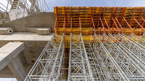 Most na rzece San w Stalowej Woli w ciągu DW 855. System PERI UP Flex MD w użyciu.