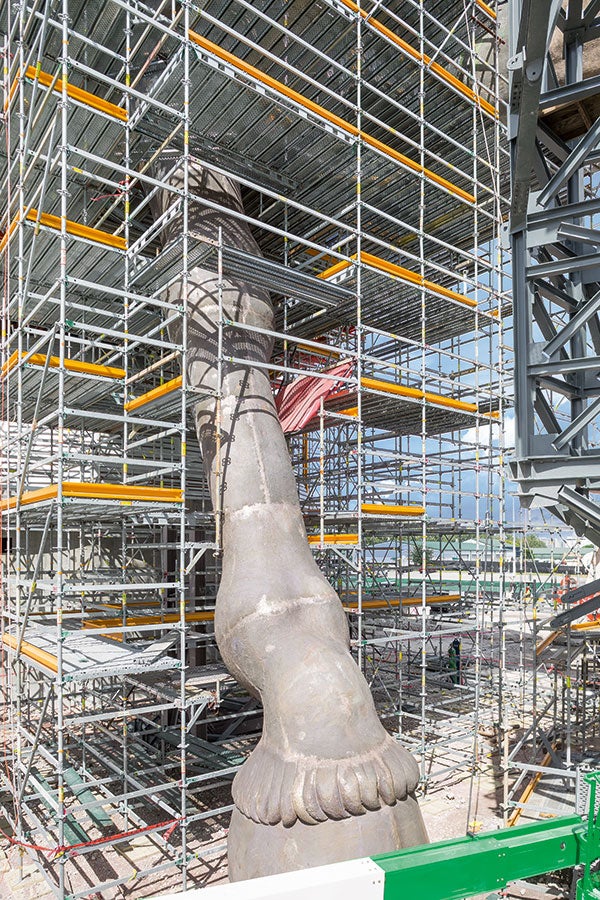 PERI UP was flexibly adapted to suit the organic shape of the bronze sculpture in 25 cm increments and thus provided optimum conditions for all necessary operational steps: adjustment, welding, processing, chasing and patinating.