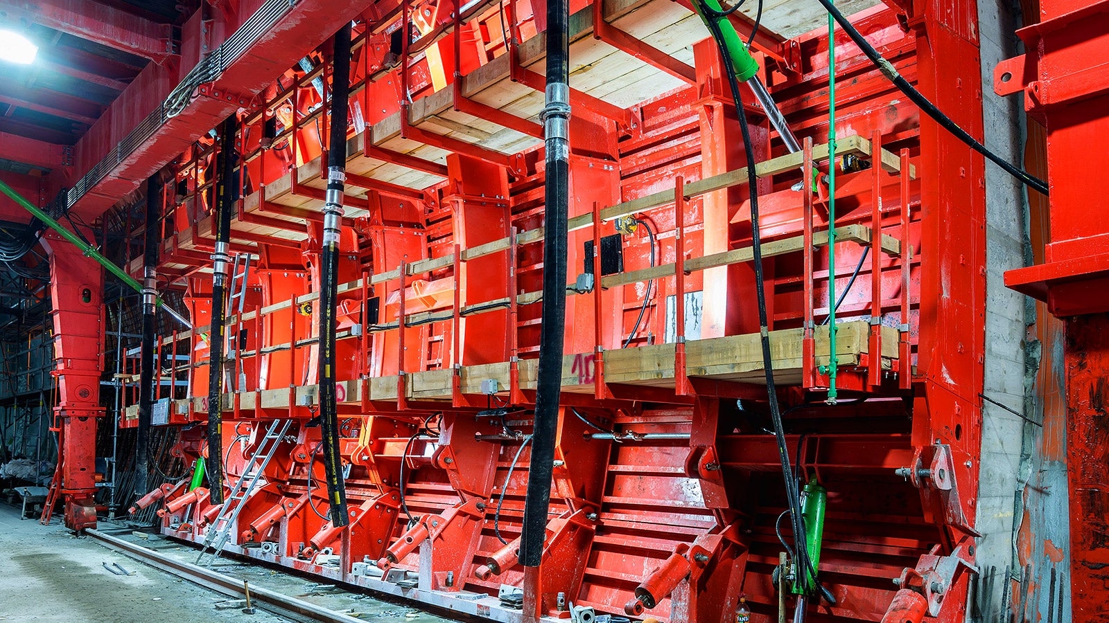 Kontrola cilindara i točkova za pomeranje konstrukcije se obavlja sa jednog komandnog mesta pomoću hidraulike što značajno doprinosi jednostavnosti i brzini rada.