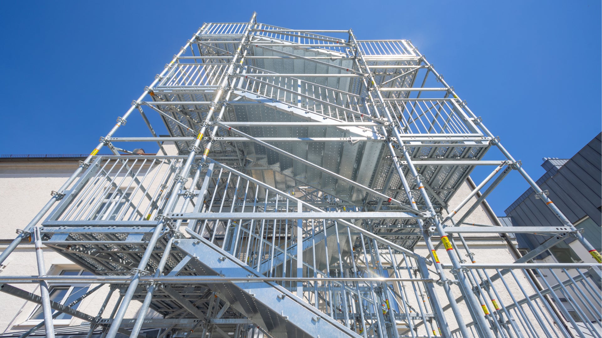 Die leichten Bauteile der PERI UP Treppe Public sorgen für ein ergonomisches Arbeiten.