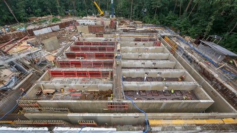 Belki stropu HWS o wys. 2,24 m w trakcie realizacji. Widoczne "okienka" ze sklejki deskowaniowej dla stropu ażurowego.<br/>