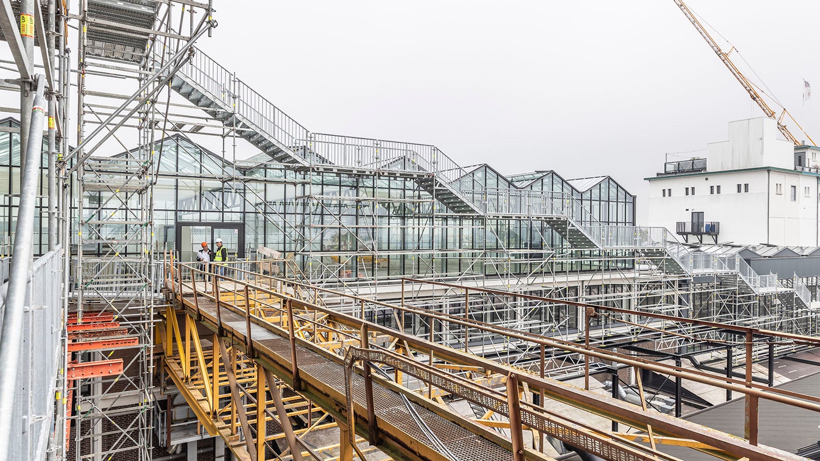 Die Treppe besticht durch ihr wellenförmiges Design, das nicht nur optisch beeindruckend ist, sondern auch für ein komfortables Geherlebnis sorgt. (Foto: PERI SE)