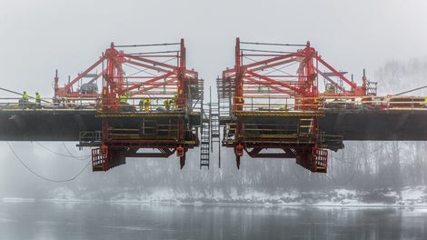 The flexible VARIOKIT cantilevered construction solution ensured rapid progress for the construction of the individual superstructure segments. In December 2015, the work was due to take place on the final gap closure.