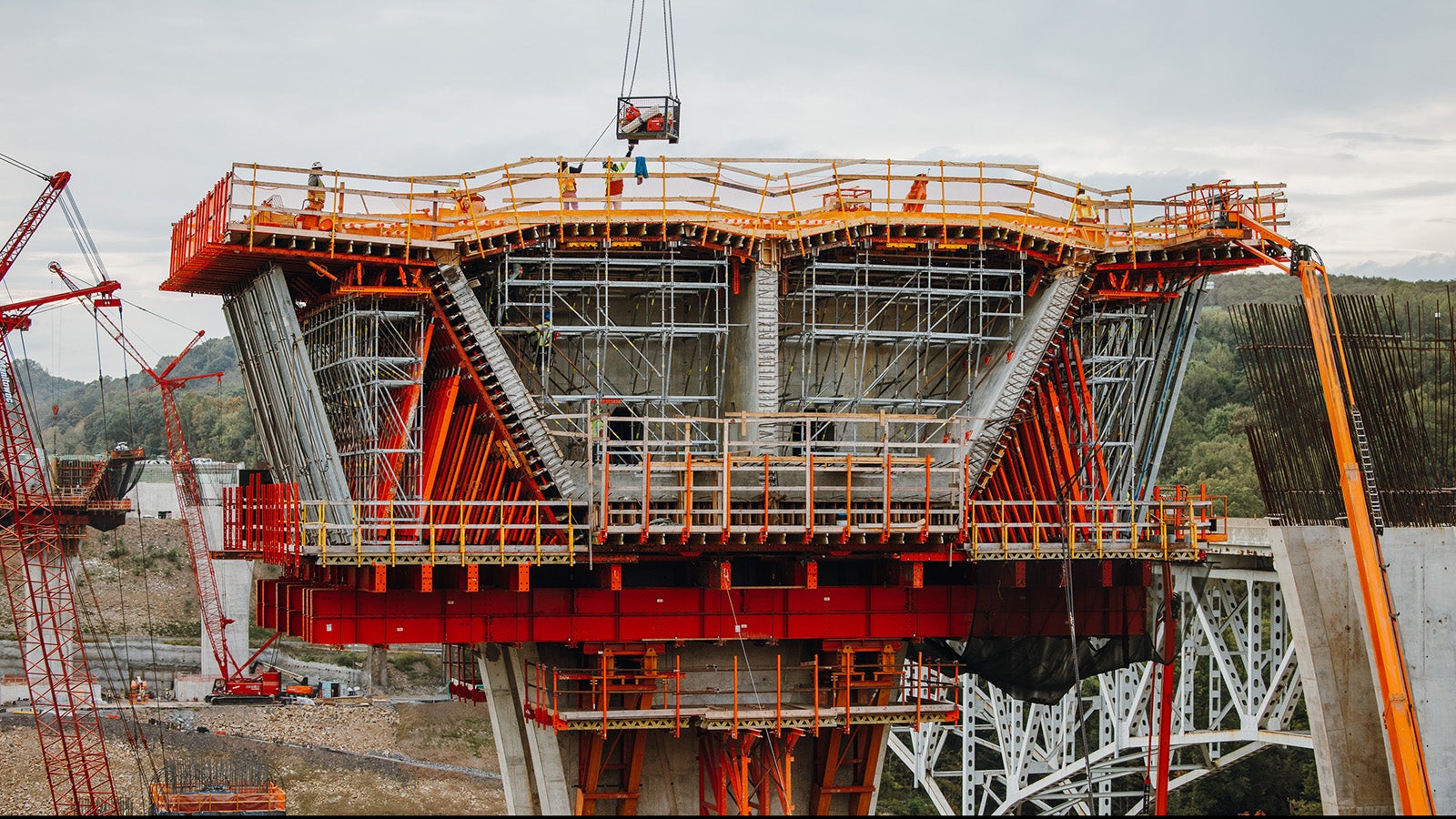 End view of the pier table formwork and its supporting system.