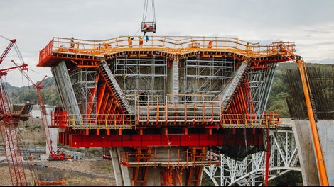 End view of the pier table formwork and its supporting system.