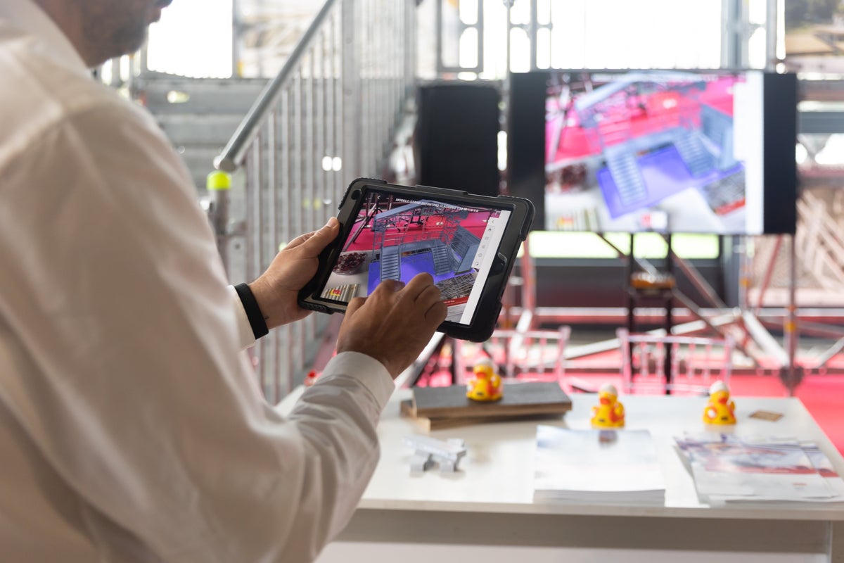 detalle de la app de realidad aumentad en la tablet / ipad durante evento de andamios