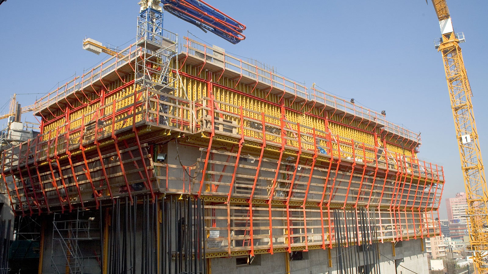 Proyecto de 600 mil metros cuadrados, que contempla un Mall de cuatro niveles con más de 200 locales comerciales, dos supermercados, dos hoteles, catorce salas de cine y cinco subterráneos para estacionamientos.