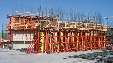 The variable VARIO girder wall formwork, together with SKS climbing scaffold, formed large area transportable units. The intermediate piers of the weir facility were cost-effectively climbed using concreting cycle heights of up to 3.60 m.
