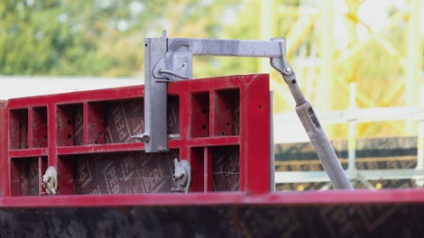 Die MAXIMO Außenschalung wurde außen vorgestellt und über den neuen, schalhautseitigen Richtstützenanschluss sicher nach innen auf die Bodenplatte abgestützt.