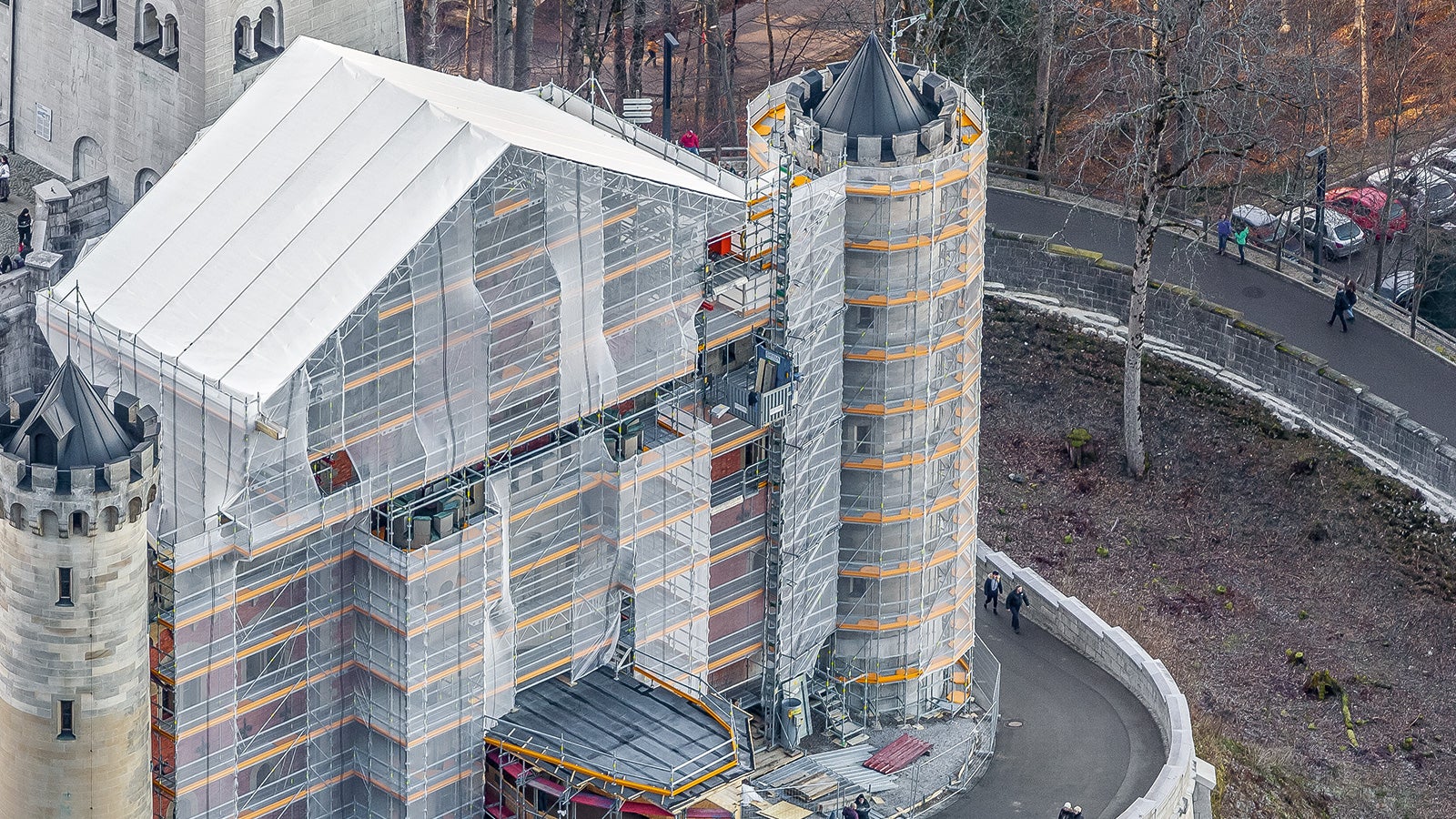 For refurbishment work, the PERI UP weather-protection roof safely protects against hail, snow and strong sunlight.