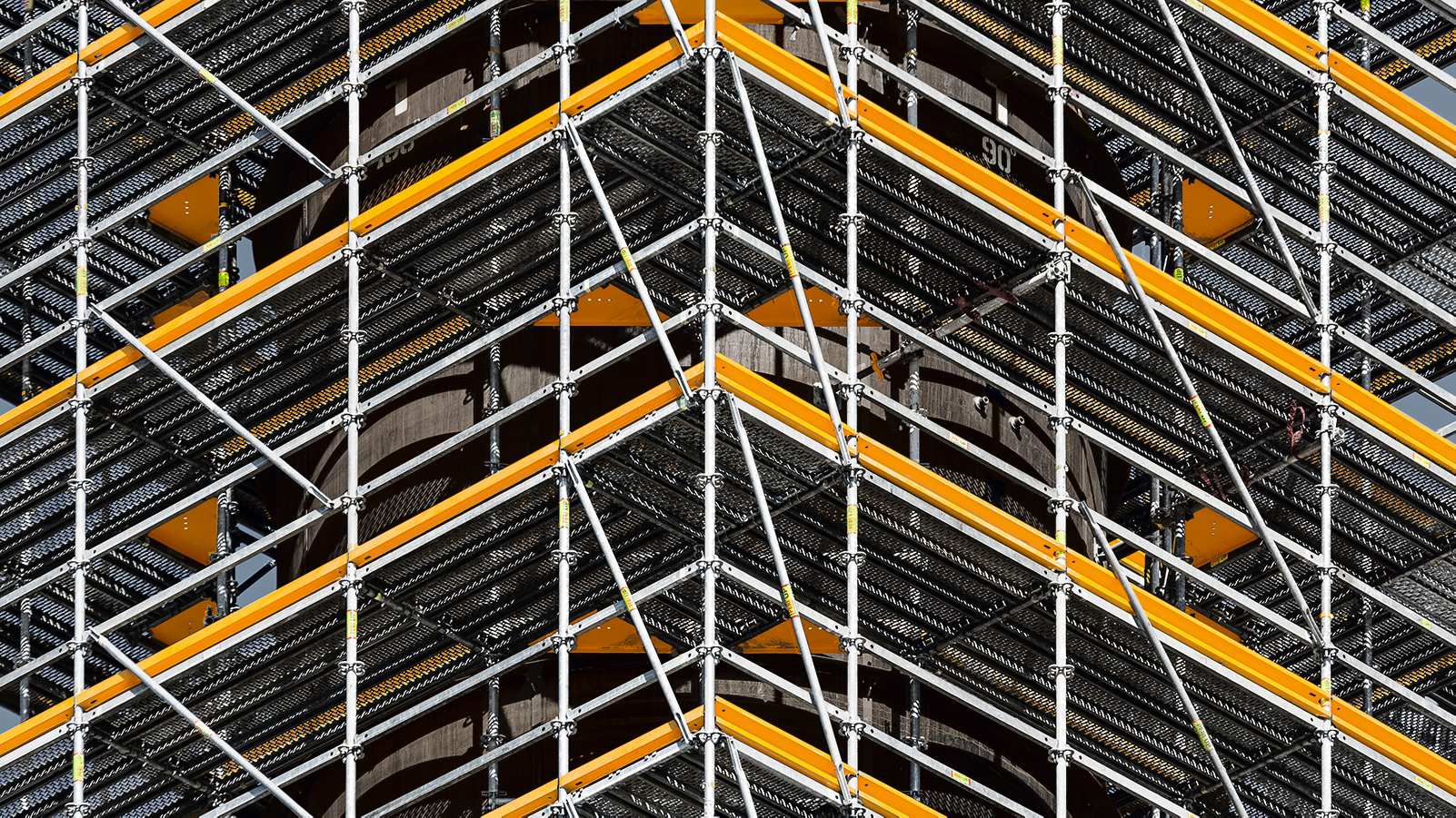 В случае установки лесов вокруг цилиндрических объектов не всегда актуально использование круговых лесов. В данном случае подмости собираются в стандартной компоновке с применением угловых доборных элементов для сокращения расстояния между лесами и резервуаром. 