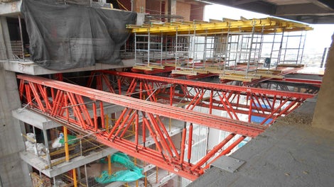El uso de celosías VARIOKIT, en conjunto con las torres de soporte ST-100 y el encofrado de losas MULTIFLEX, permitieron la realización de los tres niveles de losas que unían las torres norte y sur del edificio BD Bacatá.