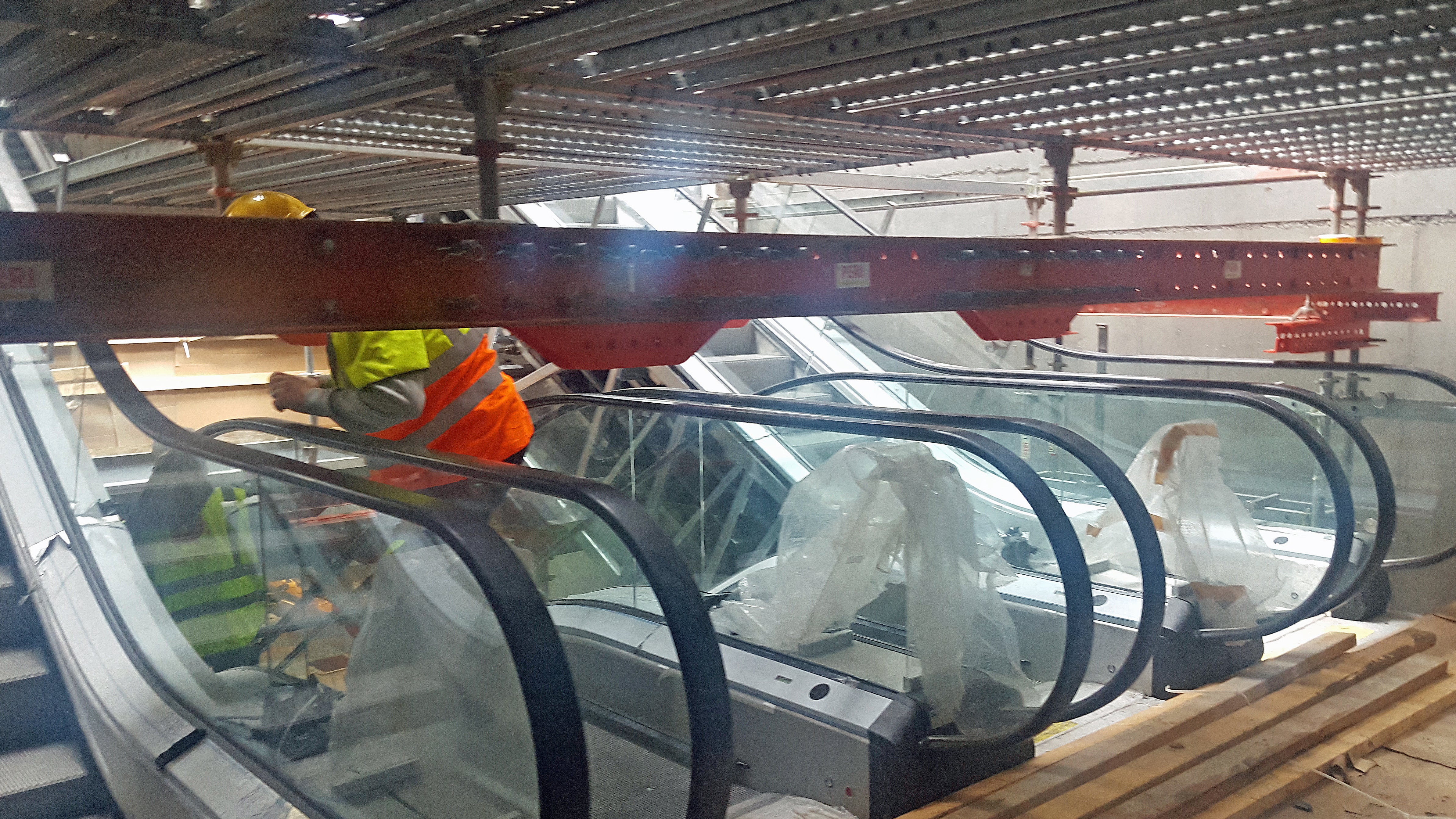 Stålbjælker til udveksling over fire rulletrapper