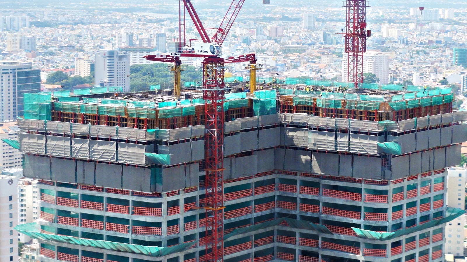 The RCS climbing protection panel from PERI provided complete enclosure and safety against falling for the upper floors under construction.