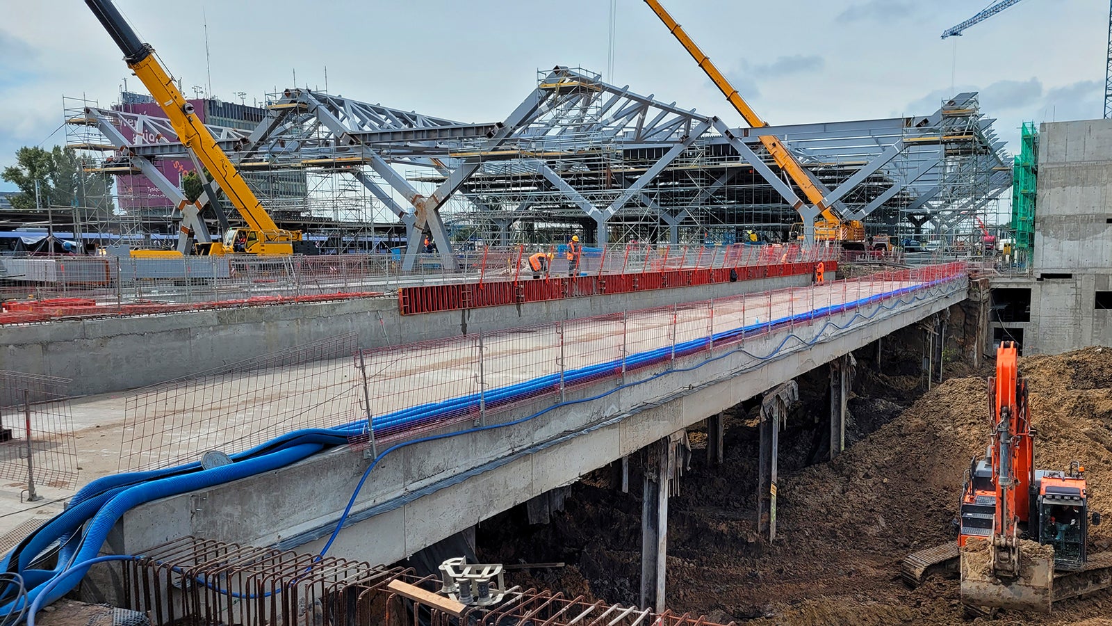 Zabezpieczenia otwartych krawędzi przy użyciu siatek systemu bezpieczeństwa PROKIT.