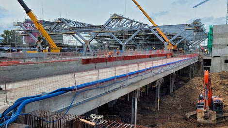 Zabezpieczenia otwartych krawędzi przy użyciu siatek systemu bezpieczeństwa PROKIT.