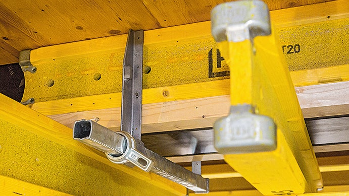 Kleinere Unterzüge lassen sich mit PERI Schalzwingen 55, 75 oder 105 einschalen. Besonders praktisch sind die kraftschlüssige Feineinstellung mit Wirbelmutter ohne Keile und das selbstreinigende, robuste Vierkantgewinde am Zwingenholm.