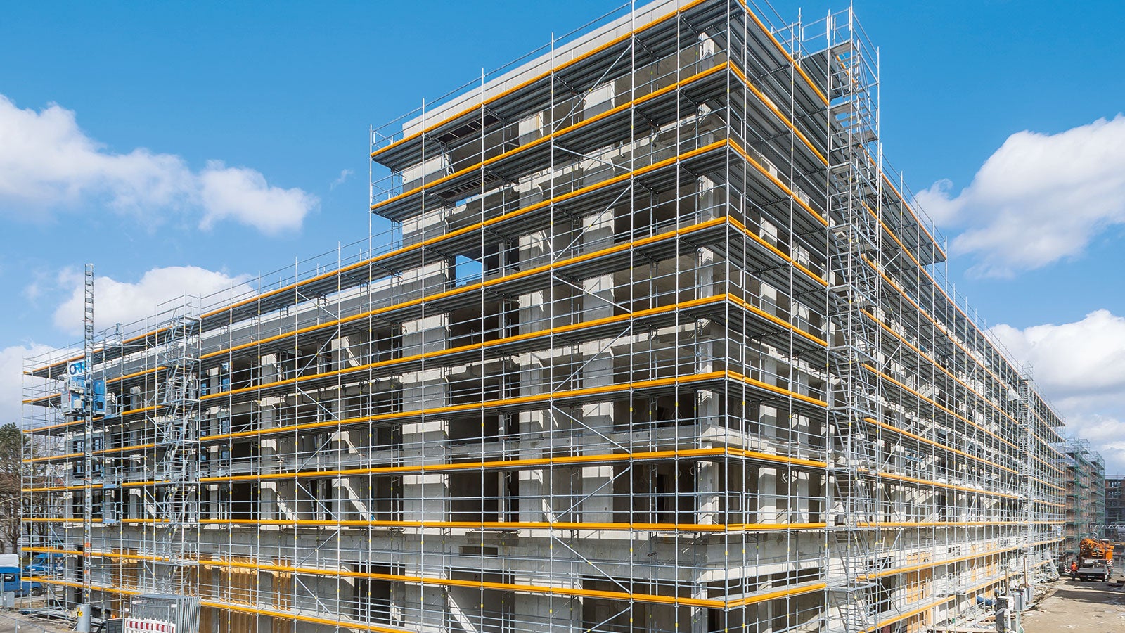 Per realizzare in sicurezza i lavori di facciata e di rivestimento in clinker verrà utilizzato un totale di quasi 10.000 m² di impalcature di facciata PERI UP Easy. Le altezze di lavoro all'esterno dell'edificio raggiungono 22 m.