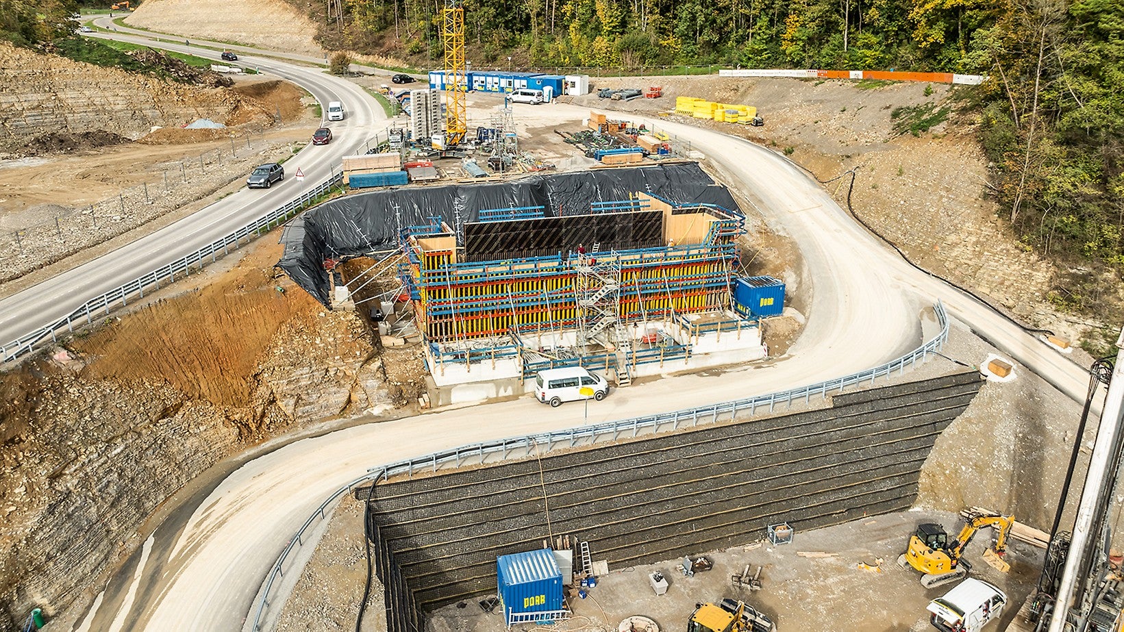 Für die Herstellung der Brückenwiderlager kam die VARIO GT 24 Träger-Wandschalung zum Einsatz. Das flexibel anpassbare System ermöglicht eine präzise Umsetzung der geforderten Bauwerksgeometrie.