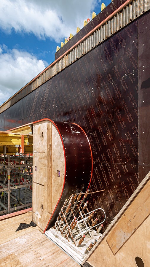 Rozhodující pro pozitivní průběh projektu bylo 89 velkoformátových rámů, které byly speciálně pro tento projekt vyrobeny firmou PERI k vytvoření neobyčejné betonové konstrukce.