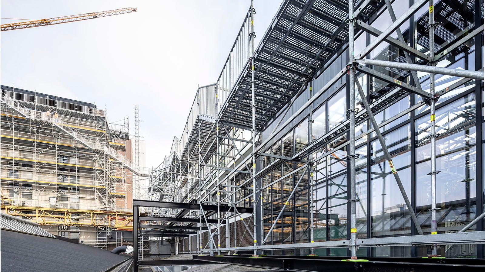 PERI UP Gerüst- und Zugangslösungen zeichnen sich durch Anpassbarkeit und lösungsorientiertes Design aus und meistern die Herausforderungen bei der Renovierung historischer Gebäude mit Bravour. (Foto: PERI SE)
