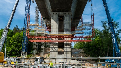 Podnoszenie pomostu wózka wraz z wieszakami