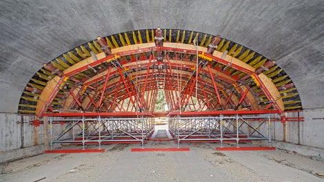 Die RUNDFLEX Schalung dient zusammen mit Formknaggen aus der PERI Schalungsmontage der Formgebung für den Korbbogenquerschnitt mit 12 m Querschnittsbreite.