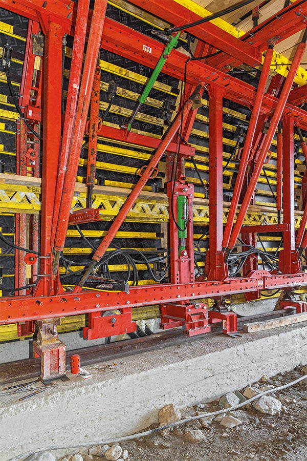 使用液压装置能够重复、精确控制VARIOKIT模板台车，进行立模、拆模。