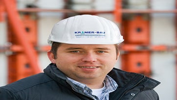 Statement von Dipl.-Ing. (FH) Frank Muntel: „Zusammen mit PERI war es uns möglich, die Bauabläufe weiter zu optimieren. Mit der RUNDFLEX Plus ließen sich die gekrümmten Flächen mit hoher Genauigkeit und einwandfreier Sichtbetonqualität herstellen. Die Arbeitsbühnen passen sich den unterschiedlichen Radien problemlos an und sorgen auch bei großen Höhen für Sicherheit auf oberstem Niveau.“