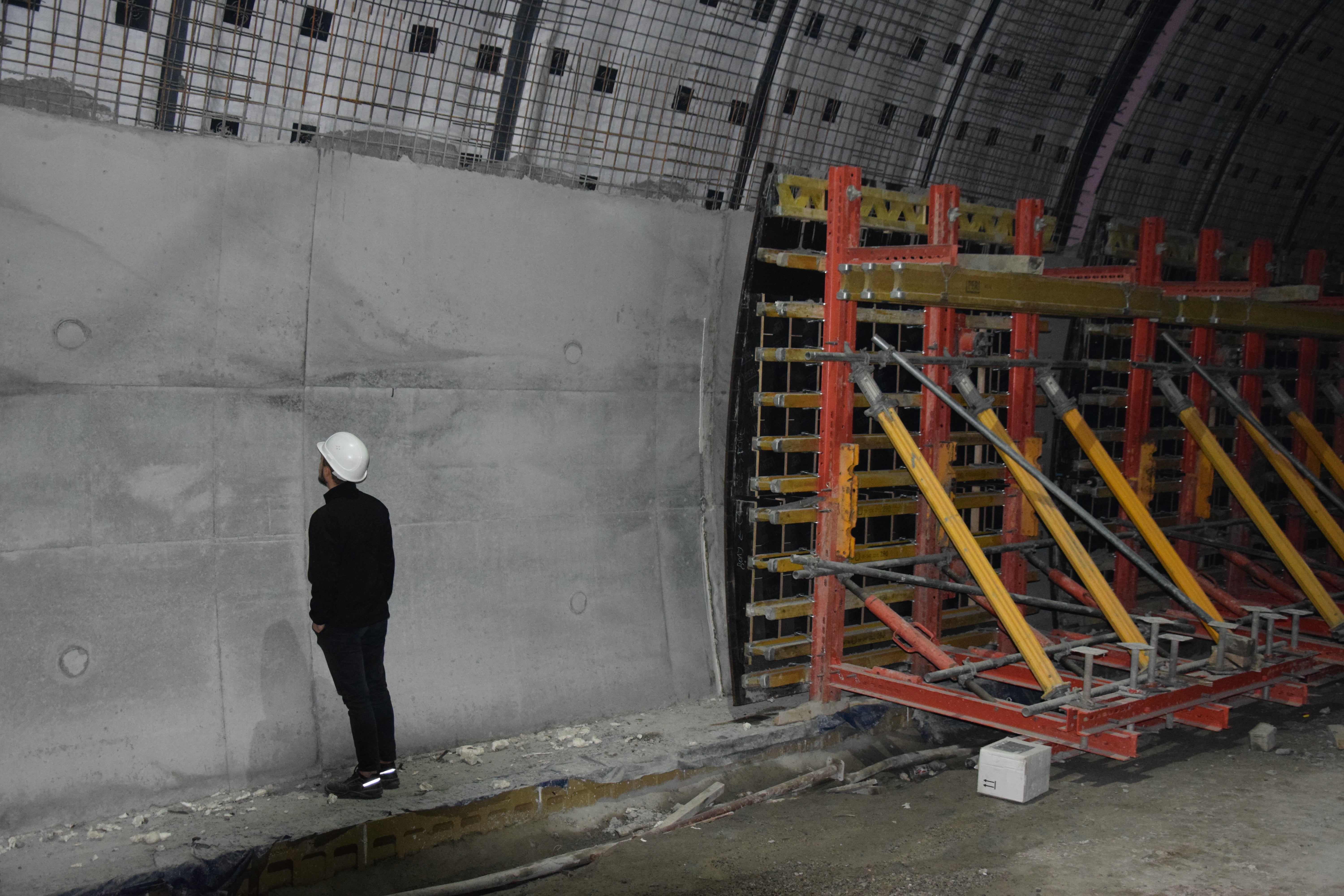 Високите изисквания на клиента за финалния вид на стената са постигнати с брезов шперплат от PERI