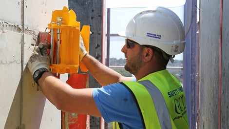 The work platforms are attached to the rails with the aid of a climbing shoe. This makes the ascent particularly safe. You can install the climbing shoes conveniently at eye level – without the need for a ladder.