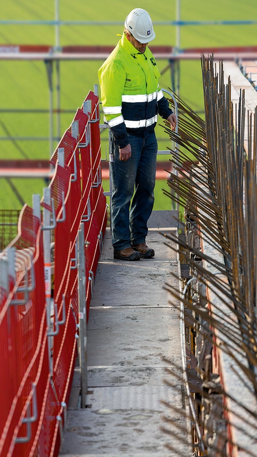 Das MAXIMO Konsolensystem MXK ermöglicht sichere und komfortable Arbeitsbühnen mit einer stolperfreien Belagfläche.