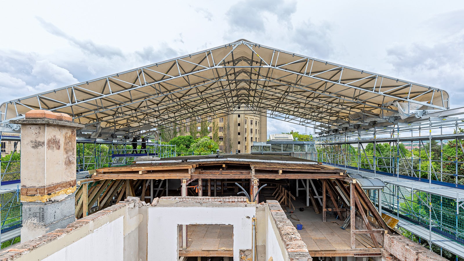 Das LGS 75 Wetterschutzdach auf Basis des PERI UP Gerüstbaukastens ist verfahrbar ausgebildet. So kann einerseits witterungsgeschützt gearbeitet werden, andererseits wird ein Materialtransport mittels Baustellenkran ermöglicht.