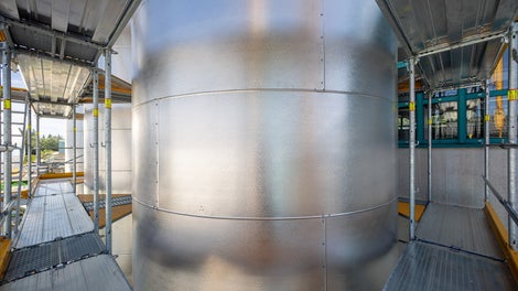 Durch das metrische PERI UP Systemraster wurde eine hohe Flexibilität mit weitestgehend kupplungsfreier Montage erreicht – ohne Belagspalten und Stolperstellen bei der späteren Gerüstnutzung.