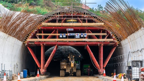 在浇筑隧道入口处拱顶部分时，使用 VARIOKIT VTC 隧道模板台车快速、轻松地将模板整<br/>体转运至下一个施工段，显著节省了时间。