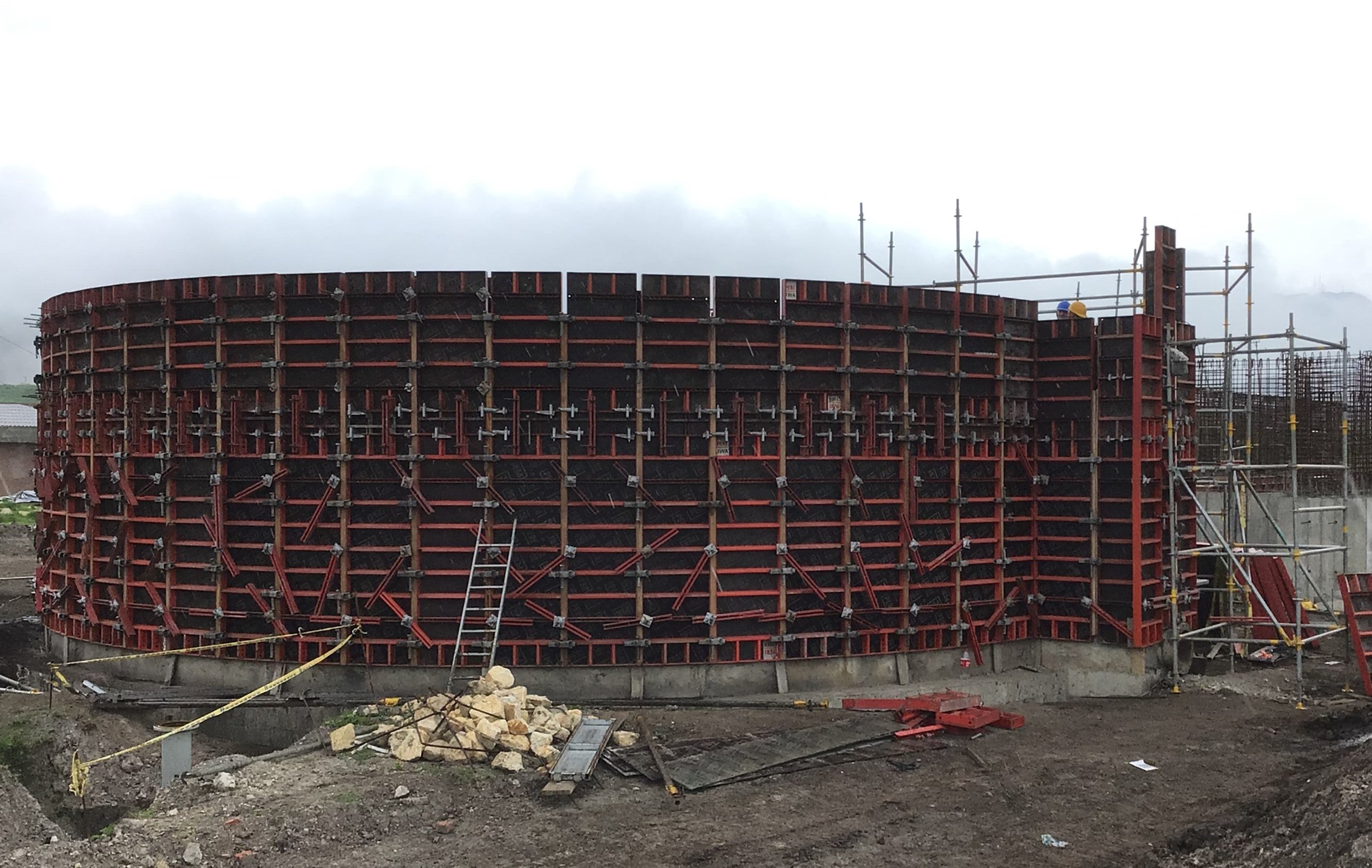 El sistema de encofrado LIWA, es la opción acertada para encofrar muros con geometrías tanto rectas como radiales.