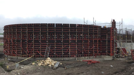 El sistema de encofrado LIWA, es la opción acertada para encofrar muros con geometrías tanto rectas como radiales.