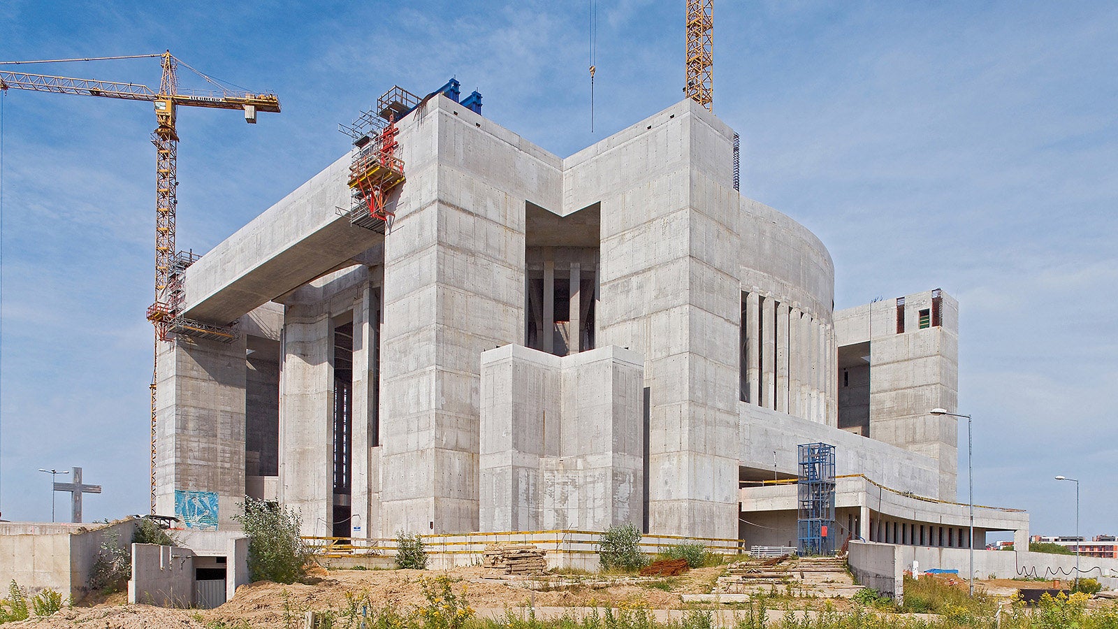 With competence, experience and a comprehensive PERI formwork and scaffolding solution, this extraordinary temple building in Warsaw was efficiently and economically realized.