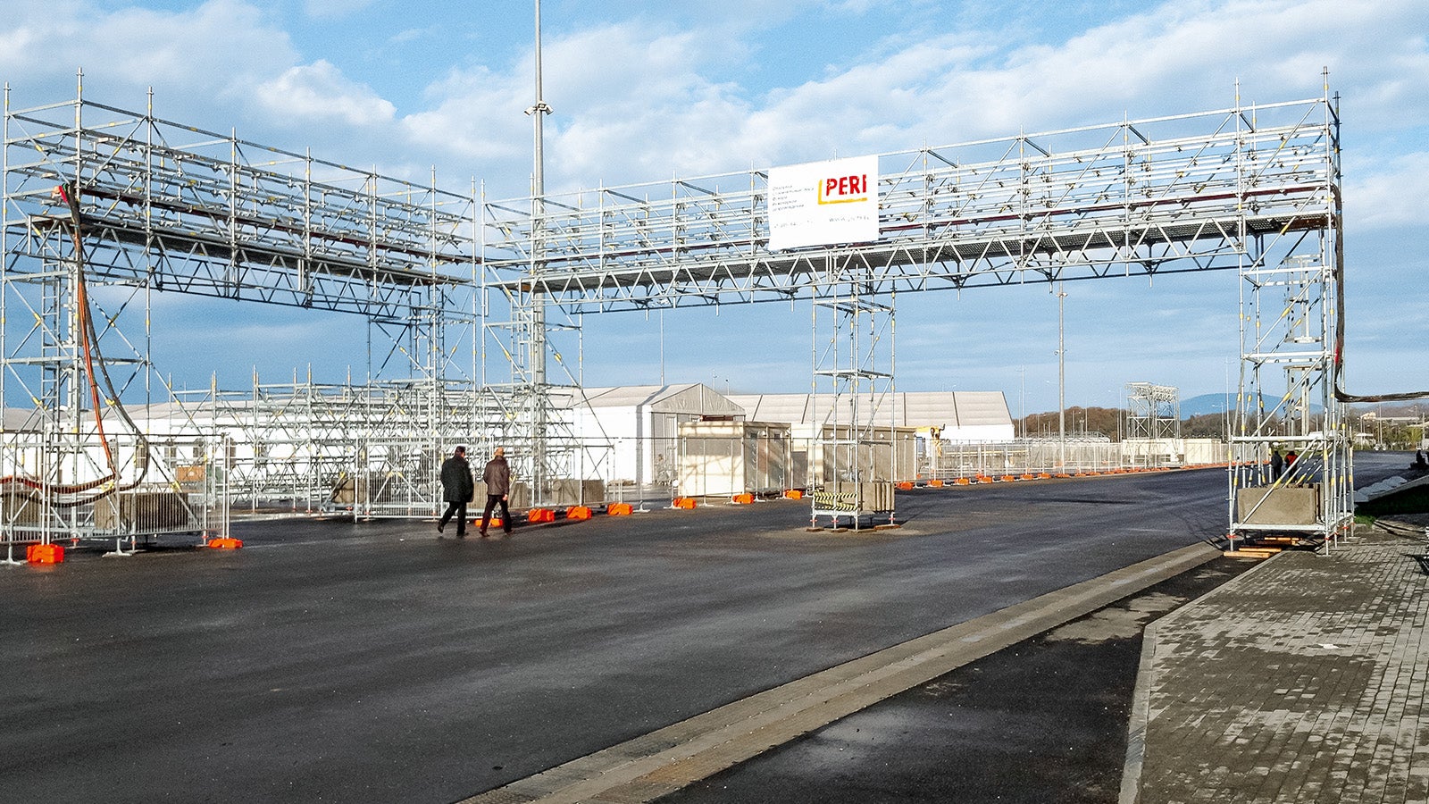 Через проезжие части были установлены кабельные мосты, собранные из системы PERI UP Flex и предназначенные для всех необходимых коммуникаций. В горном кластере такие мосты были практически на каждом объекте.