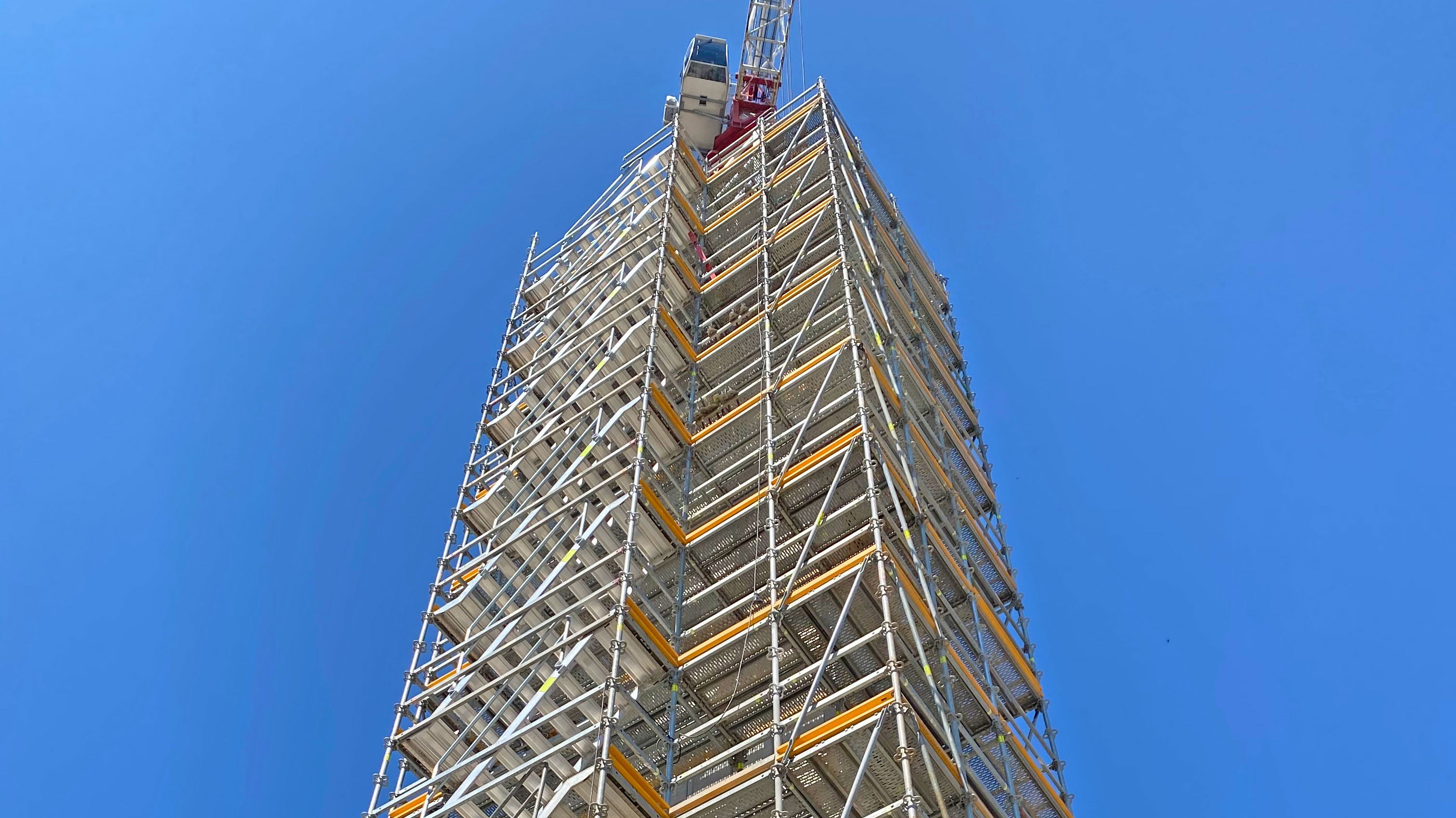 PERI UP -telineet toimivat tässä kohteessa raudoitustelineinä, työtasoina, porrastorneina ja tuennassa. 