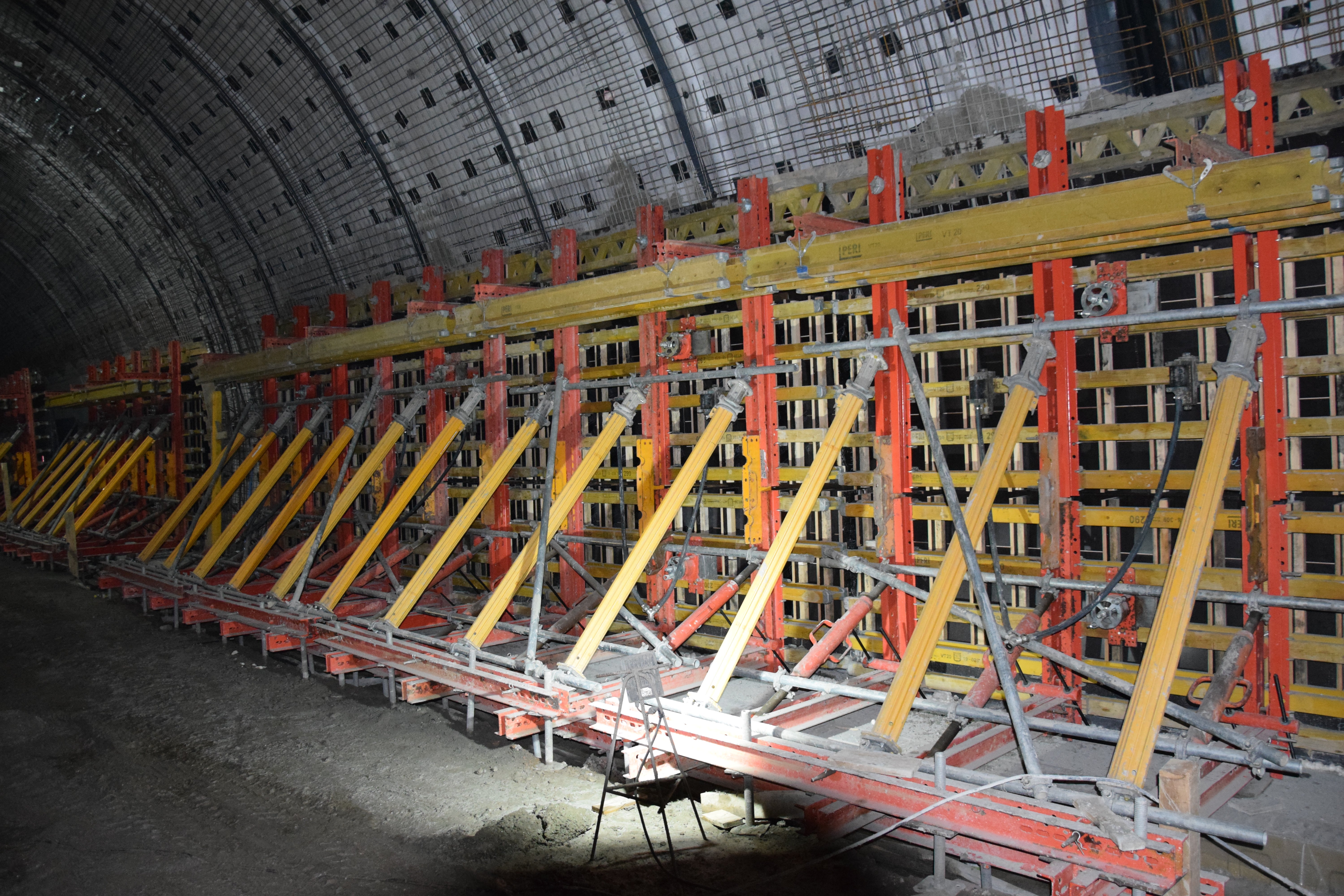 Посредством шпинделите под хоризонталните стоманени профили, панелите стъпват стабилно върху основата, като преодоляват линейния отводнител