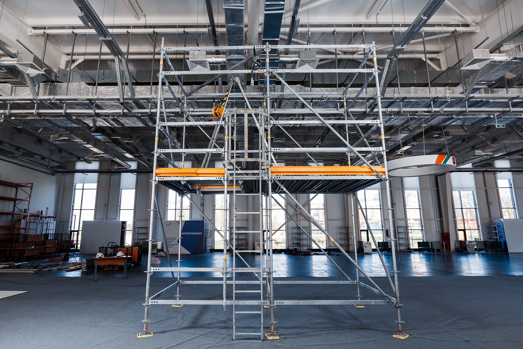 Легкие элементы системы PERI UP Flex 100 / 125 быстро монтируются. Зацепляясь друг за друга, они автоматически фиксируются в рабочем положении.