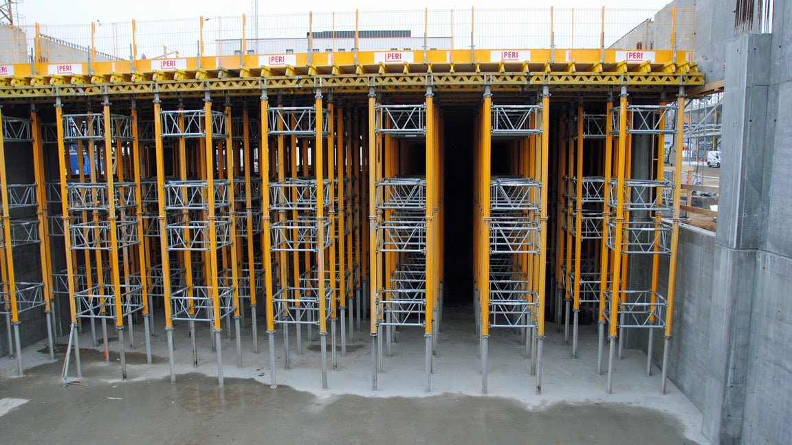 Dækforskalling med MULTIPROP tårne og GT 24 dragere som strøer og rideplanker til gymnastiksalen. <br/>