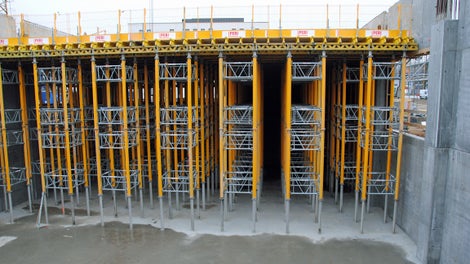 Dækforskalling med MULTIPROP tårne og GT 24 dragere som strøer og rideplanker til gymnastiksalen. <br/>